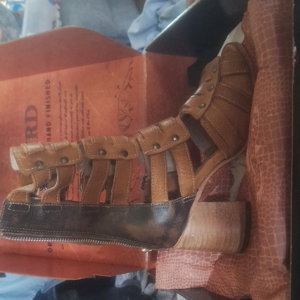 NWT Freebird Size 8-ZANE Wheat AND DARK BROWN LEATHER Strappy Heeled Sandals.